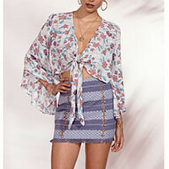 TIGERLILY Zautla Long Bell Sleeve Tie Front Floral Crop Top - Picture 6 of 12